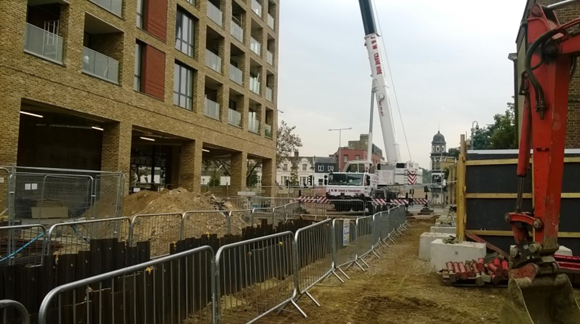 District heating pipe installation in a constrained urban site